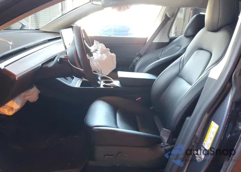 2022 Tesla Model Y z USA, uszkodzony, nr VIN 7SAYGAEE8NF387742